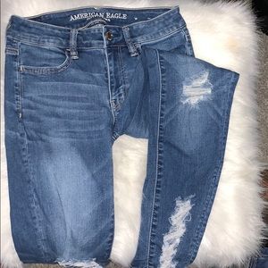 Distressed cropped jeans